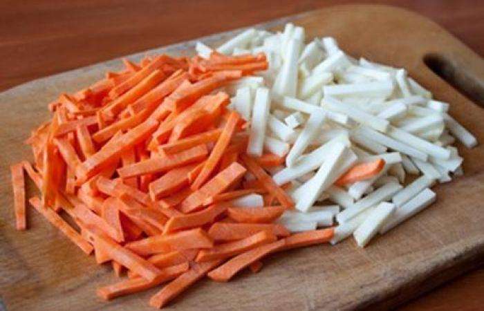 Нарезаем морковь и корень сельдерея соломкой