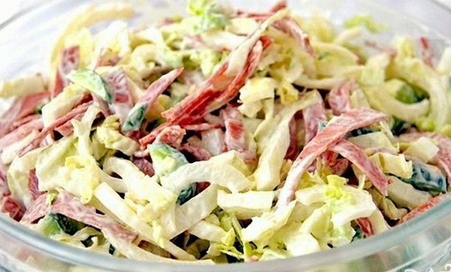 Салат с сырокопченой колбасой и белокочанной капустой