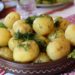 молодой картофель в топленом масле