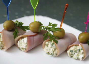 Рулетики из ветчины с сыром и огурцом