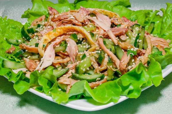 Салат из огурцов с курицей под кунжутной заправкой